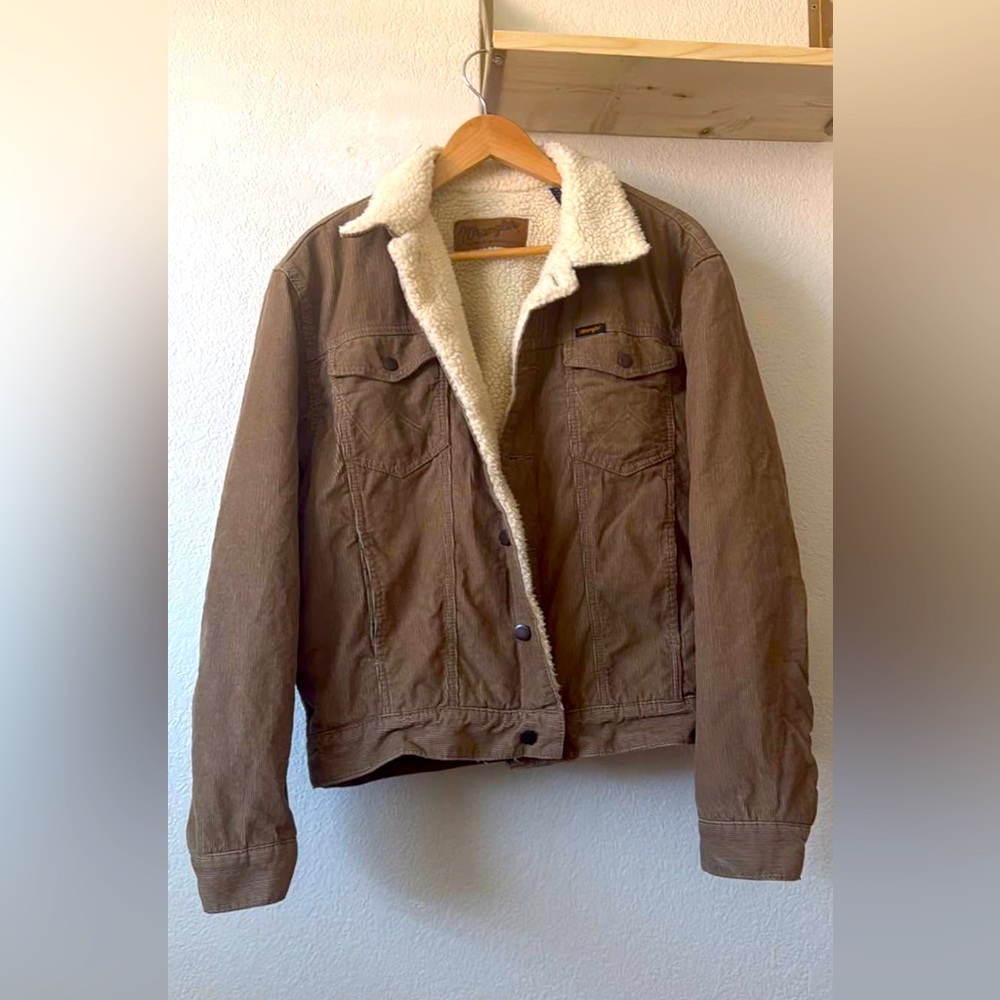 Men's Tan colored Wrangler Medium size Corduroy Sherpa  Jacket